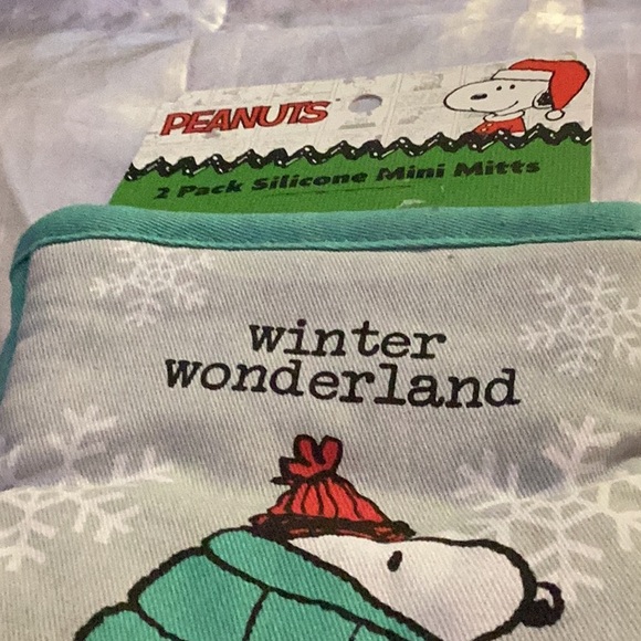 NWT “ Peanuts “ 2 Pack Silicone Mini Mitts Makes Great Gift - Picture 2 of 6